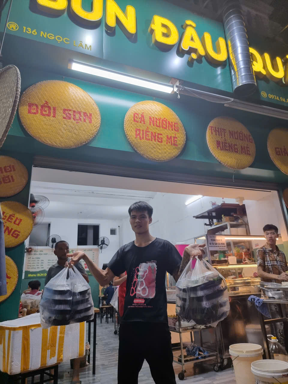 Chủ quán xách đơn mang về 2 tay