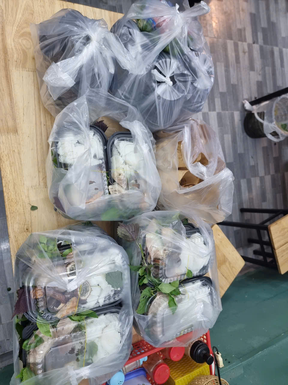 Đơn bún đậu mang về xếp đầy