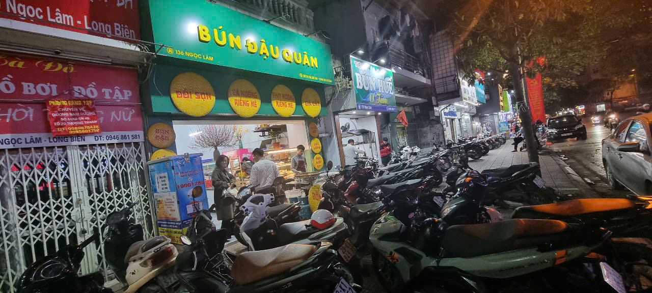 Quán Bún Đậu Quân buổi tối tấp nập khách