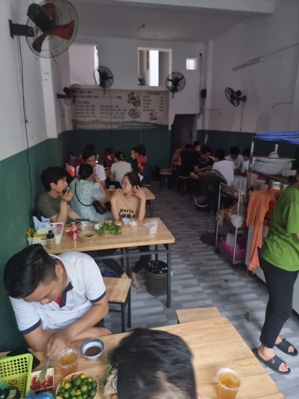Khách ngồi kín quán Bún Đậu Quân giờ cao điểm